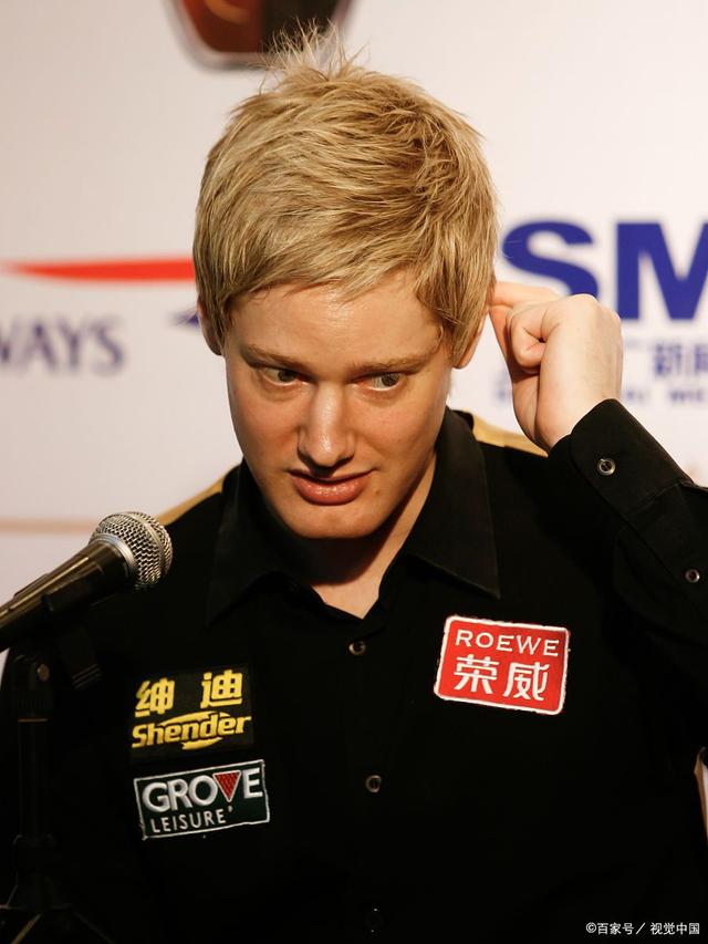 她以出色的 她以出色的